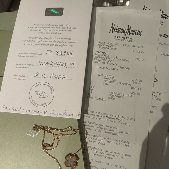 Vintage Alhambra pendant
18K rose gold, Mother-of-pearl - Picture 4 of 6